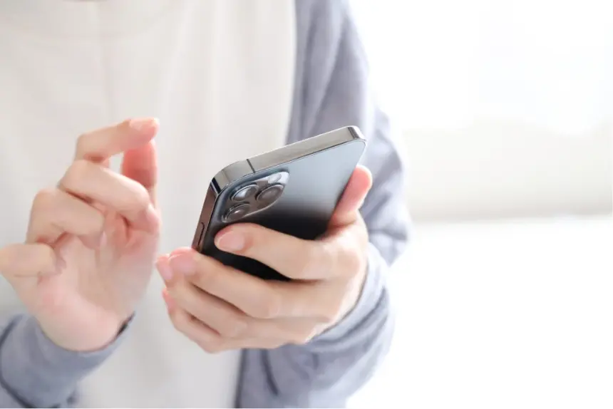 スマートフォンで問い合わせをしている画像