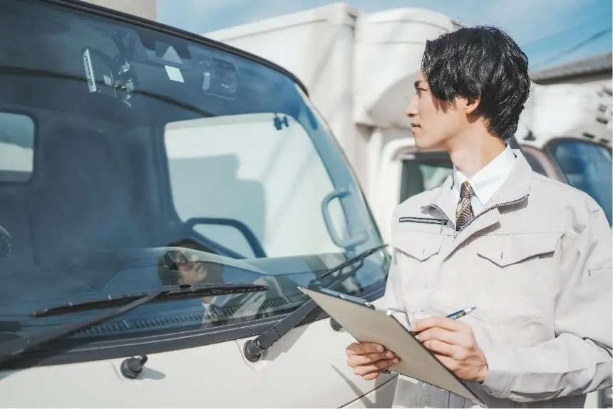 スタッフがトラックの査定をしている画像