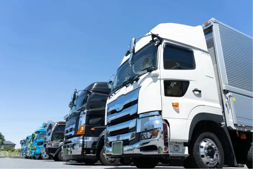 スタッフが車両の引取りをしている画像